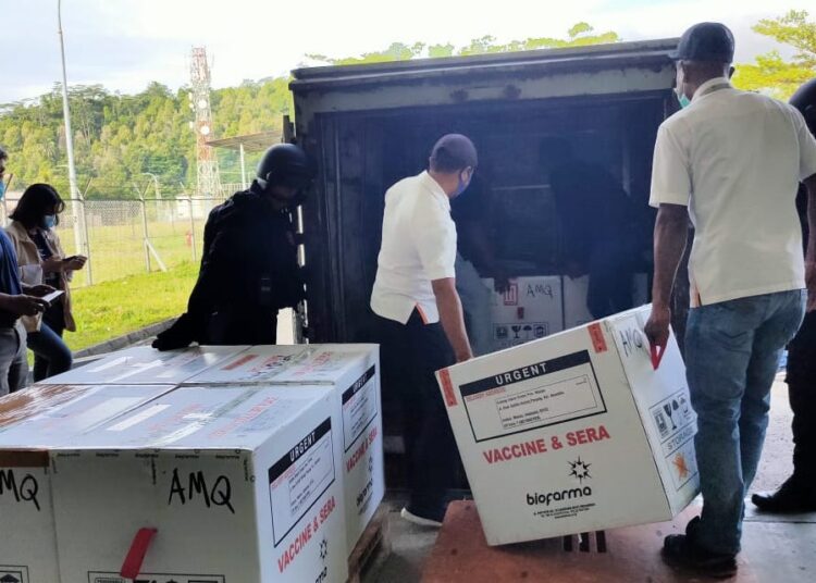 Aparat Polda Maluku dan Dinas Kesehatan Maluku mengamankan vaksin covid-19 yang tiba di Kargo Bandara Pattimura Ambon, Senin (4/1/2021). FOTO : HUMAS POLDA MALUKU
