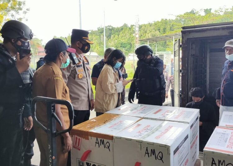 Aparat Kepolisian Daerah Maluku dan petugas Dinkes Maluku mengawal vaksin covid-19 saat tiba di Kargo Bandara Pattimura Ambon, Senin (4/1/2021). FOTO : HUMAS POLDA MALUKU