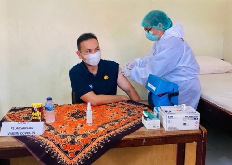 Vaksinasi staf dan tenaga kesehatan Biddokes Polda Maluku, Kamis (4/1/2021) Foto : Humas Polda Maluku