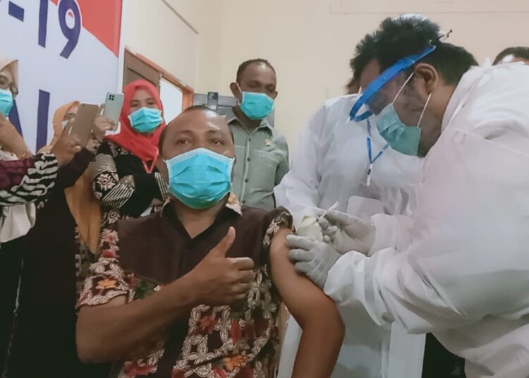 Samaun Rumakadis, penerima vaksin pertama di SBT himbau jangan ragu divaksin, Vaksinasi perdana dilaksanakan Kamis (4/2/2021) Foto : Sofyan