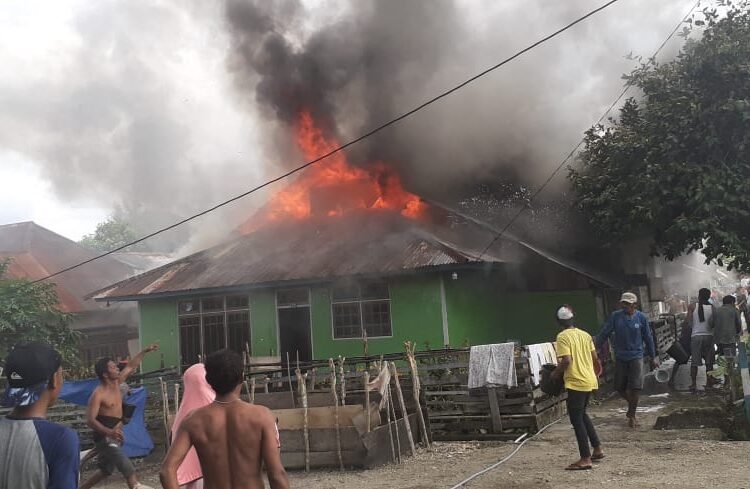 Tak ada Pemadam Kebakaran di Dusun Tanah Goyang menyebabkan rumah milik keluarga Papalia ini ludes diamuk si jago merah Sabtu (6/2/2021)