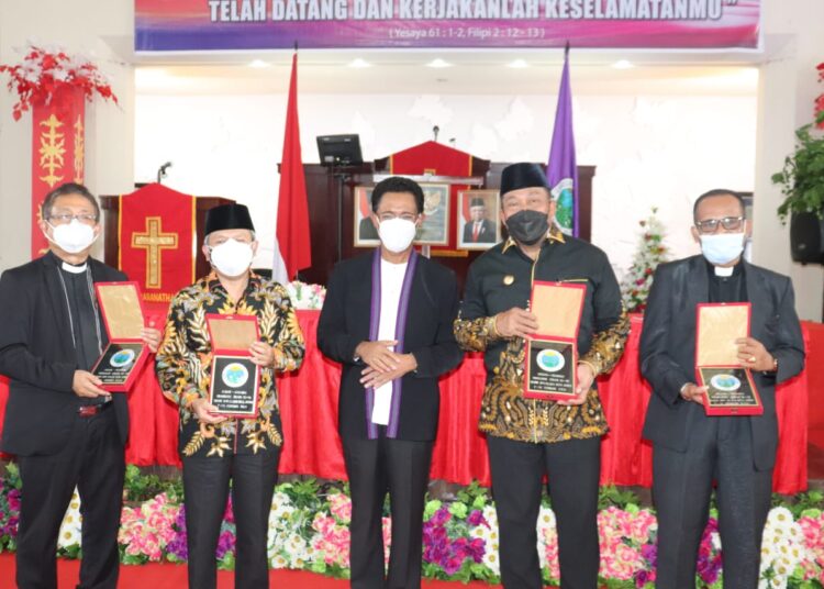Sekjen Kemenag RI dan Gubernur Maluku menerima plakat saat membuka secara resmi Sidang Sinode GPM ke-38 di Gedung Gereja Marantha di Ambon Minggu (7/2/2021)