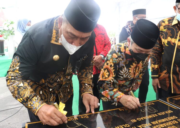 Sekjen Kemenag RI didampingi  Gubernur Maluku menandatangani plakat peresmian Asrama Haji Antara Maluku di Waiheru, Kota Ambon, Minggu (7/2/2021)