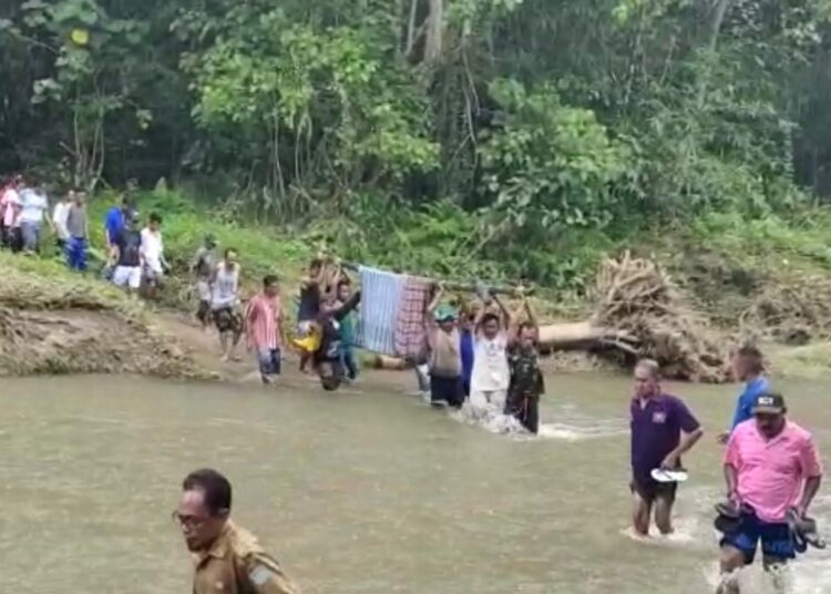 Mayat Kakek berusia 70 tahun meninggal tersangkut di Sungai Wasdini, Desa Savana jaya, Waeapo, Kabupaten Buru, dievakuasi melewati sungai, belum diketahui penyebab kematiannya Foto : Anto Rada