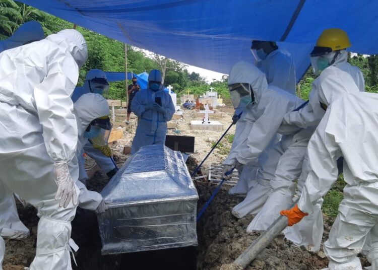 Pasien Covid-19 di Ambon dimakamkan di Pemakaman TPU khusus Covid di Desa Hunuth. Selasa (9/2/2021) Foto : Humas Pemprov Maluku