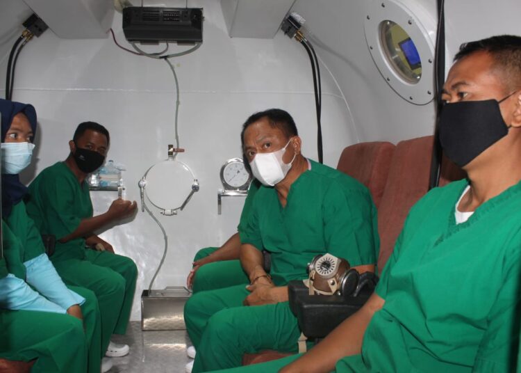 Setda Maluku Kasrul Selang di dalam chamber terapi oksigen hibernatik di RSUP dr. Leimena Ambon, Senin (15/2/2021)