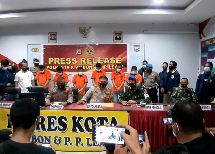 Danpomdam dan Kapolresta Ambon menggelar jumpa pers bersama para pelaku oknum anggota TNI dan Polri yang terlibat penjualan senpi dan amunisi ke Papua, Selasa (23/2/2021) di Markas Polresta Ambon.