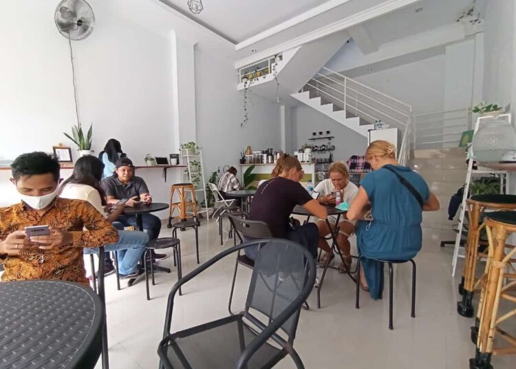 Turis asing asal Denmark yang berkunjung ke Kota Ambon di Terascoffee, kawasan Soabali, Kota Ambon,Jumat (12/3/2021)
