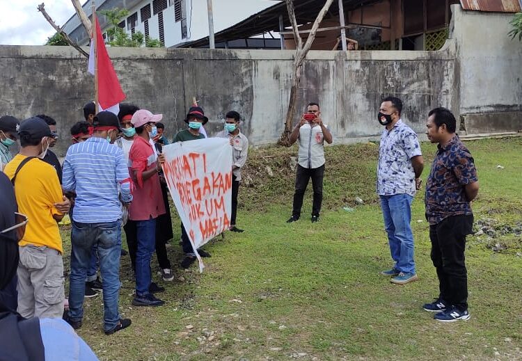 Aksi unjuk rasa pemuda di kantor KPU Maluku Tenggara terkait dugaan perbuatan asusila oknum anggota KPUD Malra September tahun lalu, Ketua KPU Malra Wawan Oat menemui para pendemo Rabu (1/4/2021)
