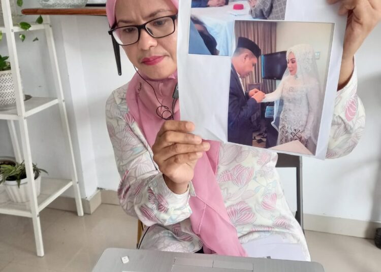 Habiba Yapono menunjukkan bukti foto pernikahan Umar dan AH kepada Tim Penegakan Hukum ASN Pemkab Aru dan zoom meeting Majelis Kode Etik ASN, Kamis (1/4/2021) Foto : istimewa