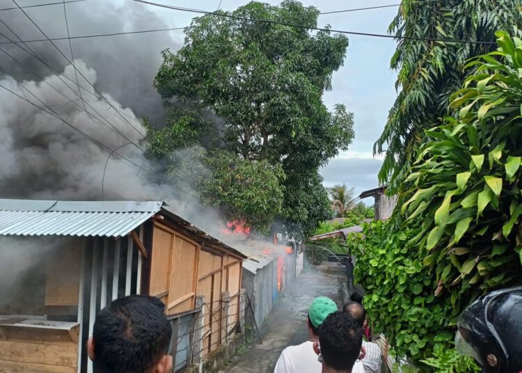 Api membakar Kantor Yayasan Pelangi Maluku di kawasan Kudamati Kota Ambon, Senin (3/5/2021). FOTO : HUMAS POLRESTA AMBON