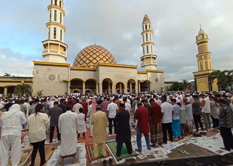 Ribuan Umat Muslim Kota Ambon menunaikan Ibadah Shalat Idul Fitri 1442 Hijriah di Masjid Raya Al-Fatah Ambon, Kamis (13/5/2021) pagi. FOTO : AMBONKITA.COM