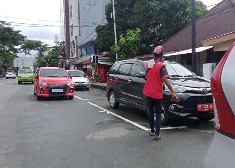 Kawasan Jalan Diponegoro Kota Ambon merupakan salah satu jalan yang terjadi kenaikkan tarif parkir, Senin (24/5/2021). FOTO : ALFIAN SANUSI