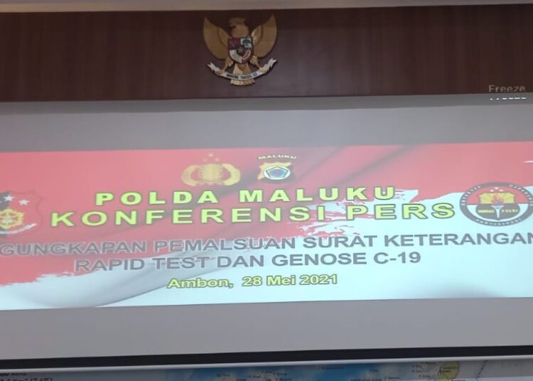 Polda Maluku memberikan keterangan pers terkait pengungkapan kasus pembuatan surat keterangan rapid test dan Gadjah Mada Electronic Nose (GeNose) Covid-19 palsu, Jumat (28/5/2021). FOTO : IAN
