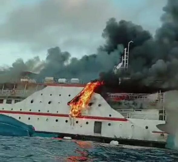 Kapal Motor (KM) Karya Indah dalam pelayaran dari Kota Ternate ke Pelabuhan Sanana, Kabupaten Kepulauan Sula, Maluku Utara terbakar pada Sabtu (29/5/2021) pagi. Foto : Tangkapan layar