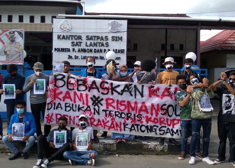 Aktifis Mahasiswa Tuntut Kapolresta Pulau Ambon Bebaskan Risman dengan aksi bungkam depan  Markas Polresta Ambon, Selasa (27/7/2021) (Foto : Istimewa)