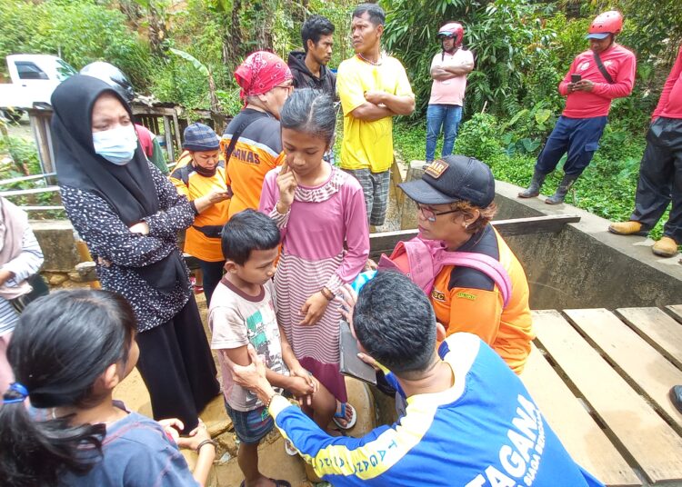 Tim SAR tampak menanyakan dua teman korban hilang terbawa banjir di lokasi hilangnya korban, Ahuru Thr, Kelurahan Air Kuning, Desa Batu Merah, Jumat (24/9/2021). (Foto: Husen Toisuta)
