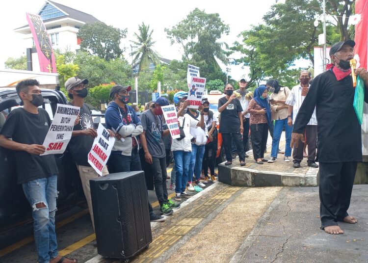 Aksi unjuk rasa dilakukan belasan masyarakat adat Negeri Urimesing di depan Balai Kota Ambon, Jalan Sultan Khairun, Selasa (28/9/2021). (Foto: Husen Toisuta)
