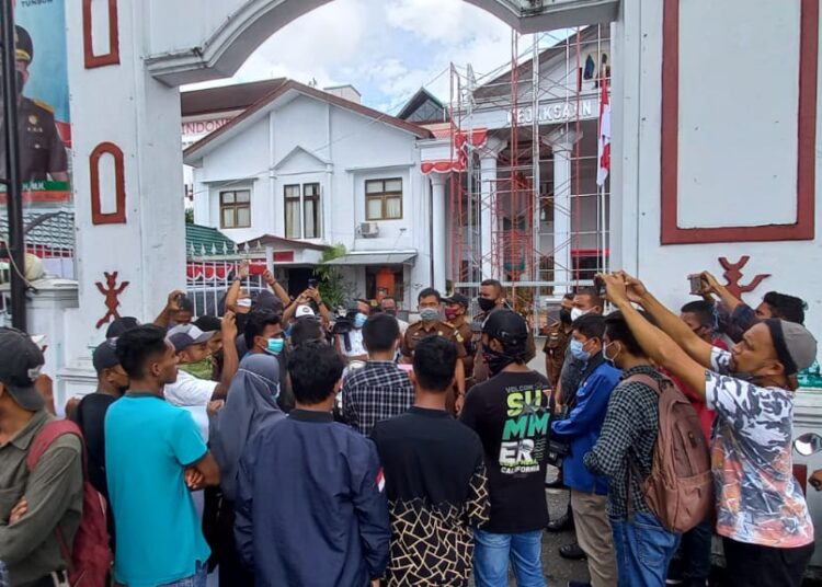 Aksi demonstrasi terkait kasus dugaan korupsi anggaran operasional KMP Marsela dilakukan puluhan pemuda di depan Kantor Kejati Maluku, Kota Ambon, Senin (27/9/2021). (Foto: Husen Toisuta)