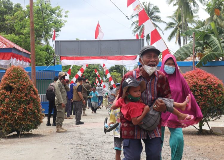 Simulasi, warga di Negeri Laha, Kota Ambon, tampak lari menyelamatkan diri saat terjadinya tsunami, Kamis (30/9/2021). (Foto: Humas Pemprov)