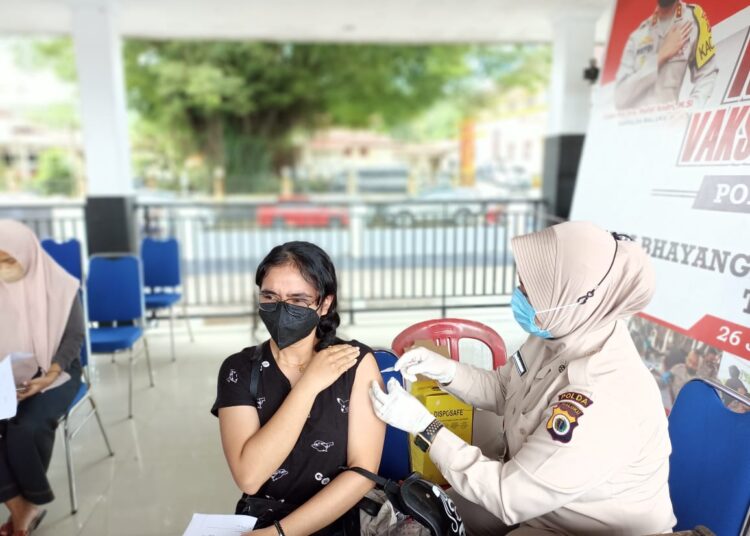 Seorang wanita tampak divaksinasi covid-19 di Gerai Vaksinasi Presisi Polda Maluku, di Kota Ambon, Selasa (28/9/2021). (Foto: Humas Polda Maluku).
