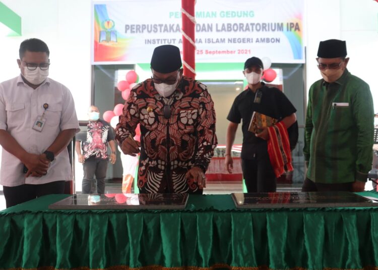 Gubernur Maluku Murad Ismail, tampak akan menandatangani prasasti peresmian Gedung Perpustakaan dan Gedung MIPA IAIN Ambon, Sabtu (25/9/2021). (Foto: Humas Pemprov)