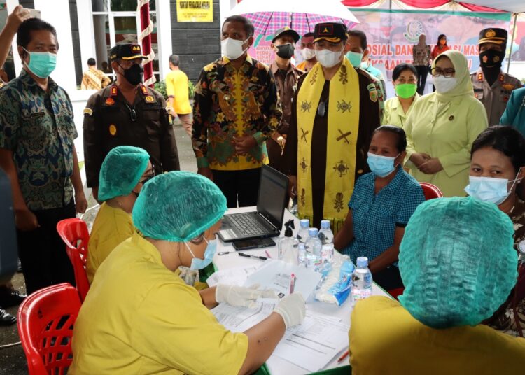 Kajati Maluku Undang Mugopal (selendang kuning) tampak memantau vaksinasi massal covid-19 di Masohi, Kabupaten Maluku Tengah, Jumat (24/9/2021). (Foto: Penkum Kejati Maluku).