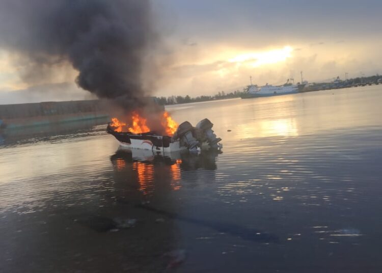 Speed Boat yang hendak menuju Pulau Ambon terbakar di pesisir pantai Desa Sesar, Kota Bula, Kabupaten Seram Bagian Timur, Selasa (28/9/2021). (Foto: Humas Polres SBT)