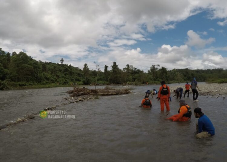 Tim SAR Gabungan tampak melakukan pencarian terhadap seorang warga yang hilang di Sungai Negeri Makariki, Kecamatan Amahai, Kabupaten Maluku Tengah, Kamis (30/9/2021). (Foto: Basarnas Ambon)