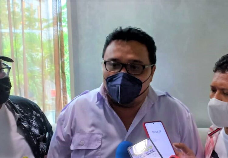 Azis Tuny (tengah) calon Ketua DPD HIPMI Maluku saat memberikan keterangan pers kepada wartawan di Ambon, Senin (18/10/2021). (Foto: Husen Toisuta)