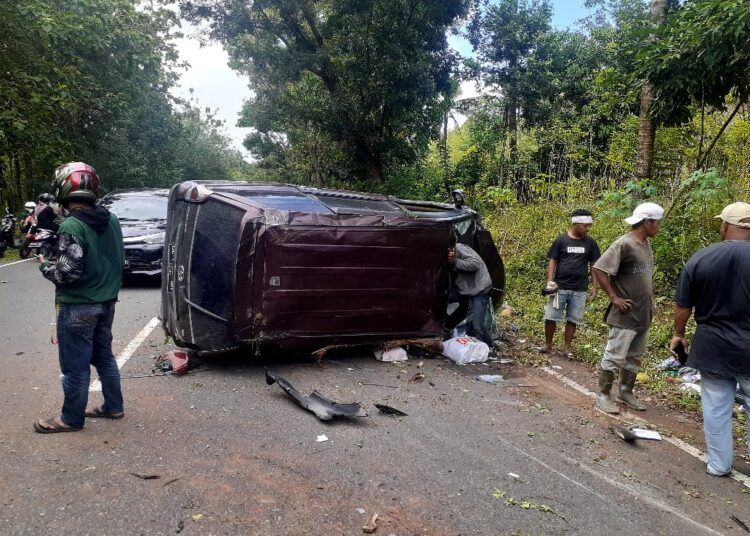 Kondisi mobil Toyota Avanza yang terbalik di ruas jalan desa Liang, Kecamatan Salahutu, Kabupaten Maluku Tengah, Selasa (12/10/2021). (Foto: Istimewa)