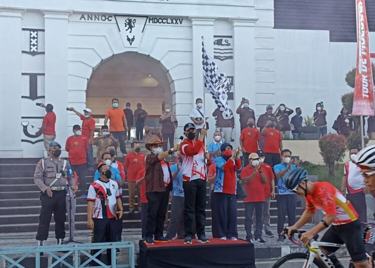 Kapolda Maluku Irjen Pol Refdi Andri, tampak mengangkat bendera sebagai tanda pelepasan para peserta Tour de Moluccas 2021 di Kota Ambon, Selasa (26/10/2021).