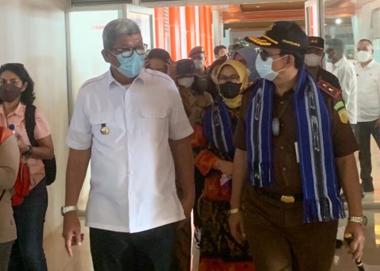 Kajati Maluku DR Undang Mugopal (kanan) tampak dijemput Bupati Maluku Tenggara, M Taher Hanubun di Bandara Karel Sadsuitubun, Maluku Tenggara, Rabu (27/10/2021). (Foto: Penkum Kejati Maluku)