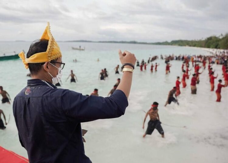 Menteri Pariwisata dan Ekonomi Kreatif/Kepala Badan Pariwisata dan Ekonomi Kreatif, Sandiaga Salahuddin Uno, saat mengunjungi pasir panjang di desa wisata Ngilngof di Kabupaten Maluku Tenggara, Kamis (28/10/2021). (Foto: Kemenparekraf)