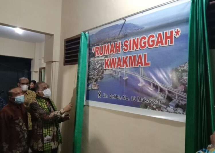 Wali kota Ambon Richard Louhenapessy tampak meresmikan rumah singgah Kwakmal di Kota Makassar, Sabtu (9/10/2021). (Foto: Istimewa/ambon.go.id)