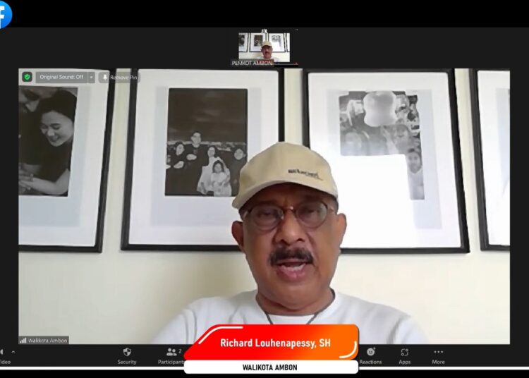 Wali kota Ambon Richard Louhenapessy saat memberikan sambutan secara virtual dalam proses seleksi Terbuka Pejabat Pimpinan Tinggi Pratama Sekretaris Daerah Kota Ambon yang dilangsungkan di Amaris Hotel, Sabtu (23/10/2021). (Foto: Tangkapan Layar/Husen Toisuta)