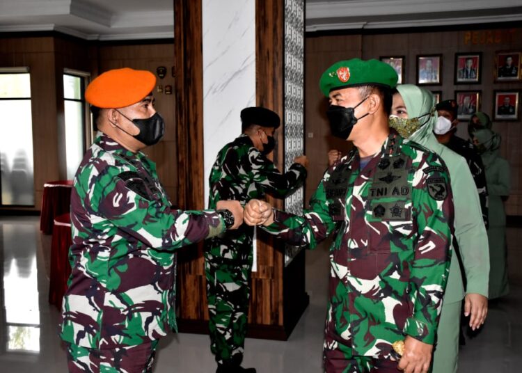 Pangdam XVI/Pattimura, Mayjen TNI Bambang Ismawan (kanan), tampak menyampaikan selamat kepada para perwira yang naik pangkat hari ini, Jumat (1/10/2021). (Foto: Pendam Pattimura)