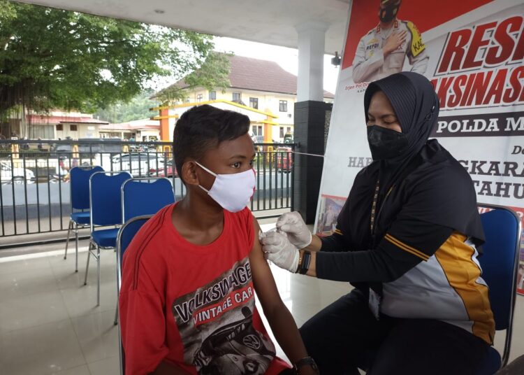 Seorang anak tampak mengikuti vaksinasi di Gerai Vaksinasi Presisi Polda Maluku, Lapangan Letkol CHR Tahapary, Tantui, Kota Ambon, Jumat (1/10/2021). (Foto: Humas Polda)
