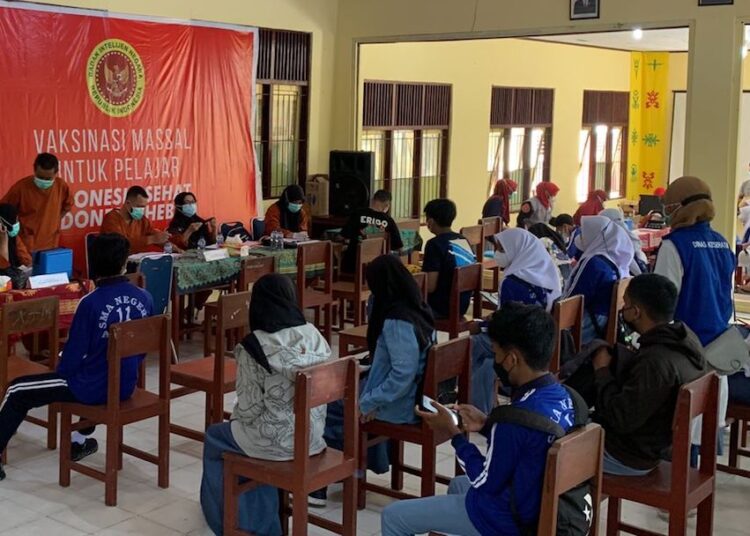 Binda Maluku kembali melanjutkan vaksinasi kepada pelajar di  SMA Negeri 11  Ambon, Sabtu (2/10/2021). FOTO : Binda Maluku