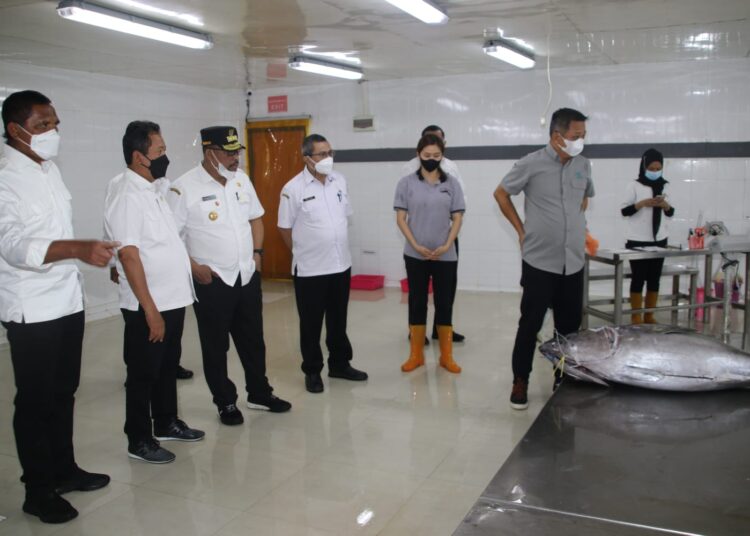 Menteri KKP Sakti Wahyu Trenggono (dua dari kanan) dan Gubernur Maluku Murad Ismail saat meninjau proses pembongkaran dan pengolahan ikan tunas segar di PT. Peduli Laut Maluku, Kamis (7/10/2021).