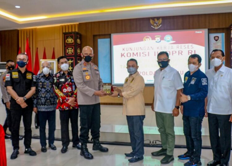 Kapolda Maluku Irjen Pol Refdi Andri (kiri) tampak memberikan plakat kepada ketua tim komisi III DPR RI, Pangeran Khairul Saleh di Rupatama Mapolda Maluku, Kota Ambon, Jumat (8/10/2021).