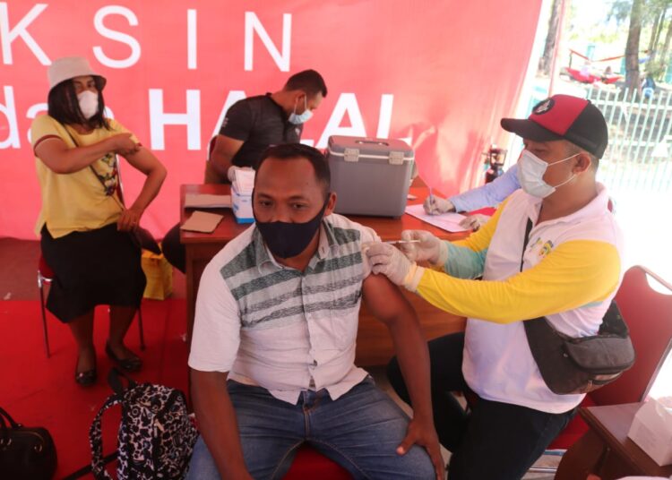 Pelaksanaan vaksinasi covid-19 digelar Kejati Maluku di halaman kantor Kejari Buru, Namlea, Kabupaten Buru, Senin (18/10/2021). (Foto: Penkum Kejati Maluku).