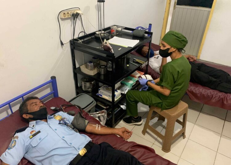 Seorang pegawai di jajaran Kanwil Kemenkumham Maluku tampak sedang donor darah di PMI Maluku, Kudamati, Kota Ambon, Kamis (21/10/2021). (Foto: Humas Kemenkumham Maluku)