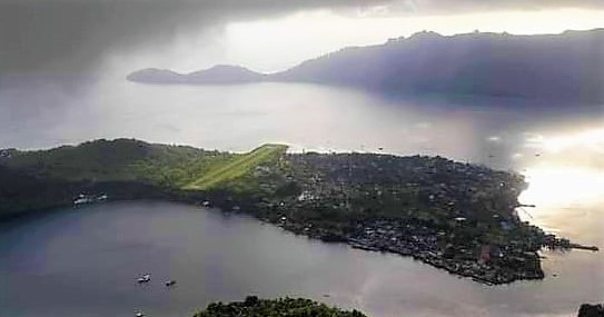 Bandara Bandanaira di Banda Naira, Kecamatan Banda, Kabupaten Maluku Tengah, dilihat dari atas Gunung Api Ganapus. (Foto: Dok/Husen Toisuta)