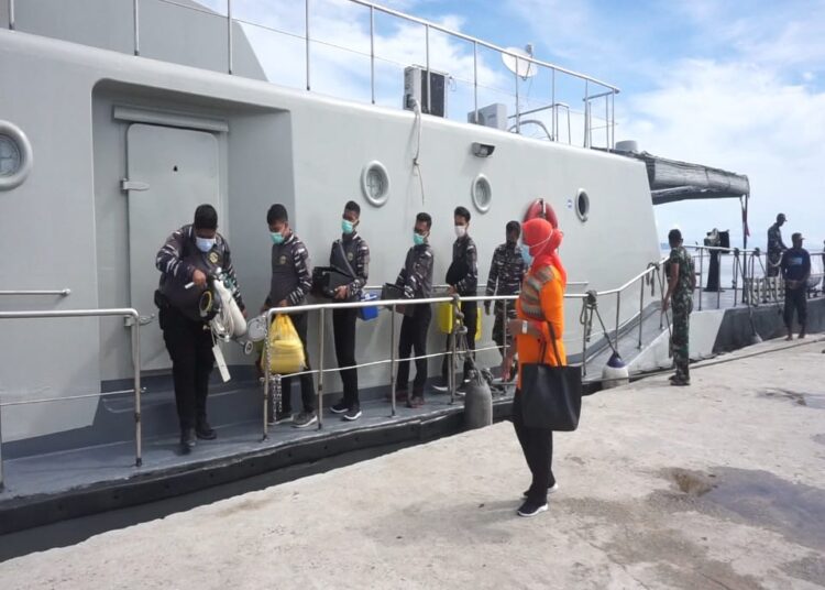 KAL Alkura dikerahkan untuk melakukan program Serbuan Vaksin Masyarakat Maluku di perairan Pulau Haruku, Kabupaten Maluku Tengah, Rabu (17/11/2021). (Foto: Dispenal IX)