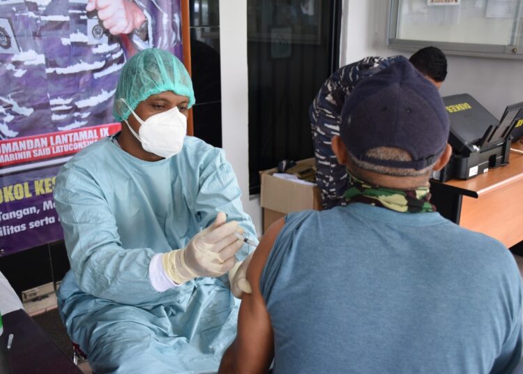 Tampak seorang Lansia sedang menjalani vaksinasi covid-19 di Kota Ambon. (Foto: Dok/Husen Toisuta)