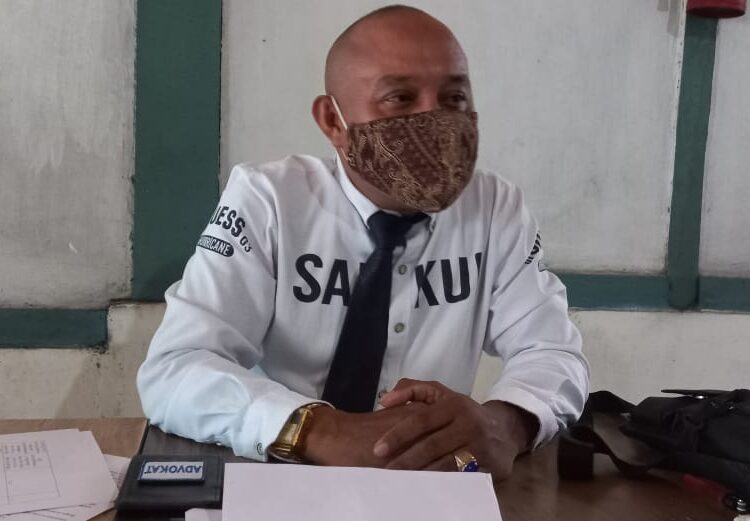 Charter Souissa, seorang pengacara saat memberikan keterangan pers di Ambon, terkait kasus dugaan tindak pidana penipuan dan penggelapan oleh Kakanwil Kemenkumham Maluku, Selasa (2/11/2021). (Foto: Husen Tosiuta)