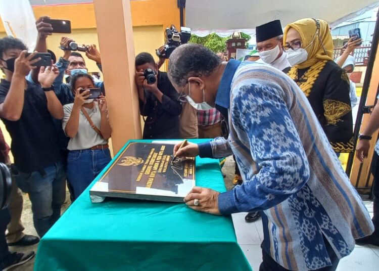 Wali kota Ambon Richard Louhenapessy, tampak menandatangani prasasti peresmian Gedung Sekretariat Badan Amil Zakat Nasional, dan Forum Kerukunan Umat Baragama Kota Ambon, di Kelurahan Waihaong, Kecamatan Nusaniwe, Ambon, Jumat (5/11/2021). (Foto: Husen Toisuta)