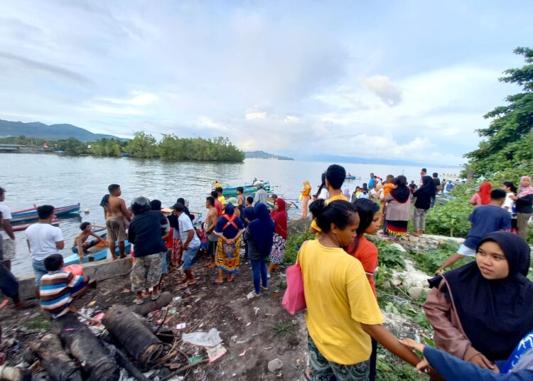 Warga berhasil menyelamatkan penumpang perahu ketinting yang terbalik. Satu diantaranya ditemukan meninggal di perairan Pulau Pombo, Desa Kailolo, Kecamatan Pulau Haruku, Kabupaten Maluku Tengah, Senin (8/11/2021). (Foto: Istimewa)