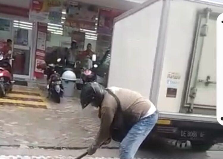 Pria ini viral di Medsos gara-gara istri jatuh di trotoar licin, ia mengamuk dan menghancurkan trotoar ini Foto : tangkap layar